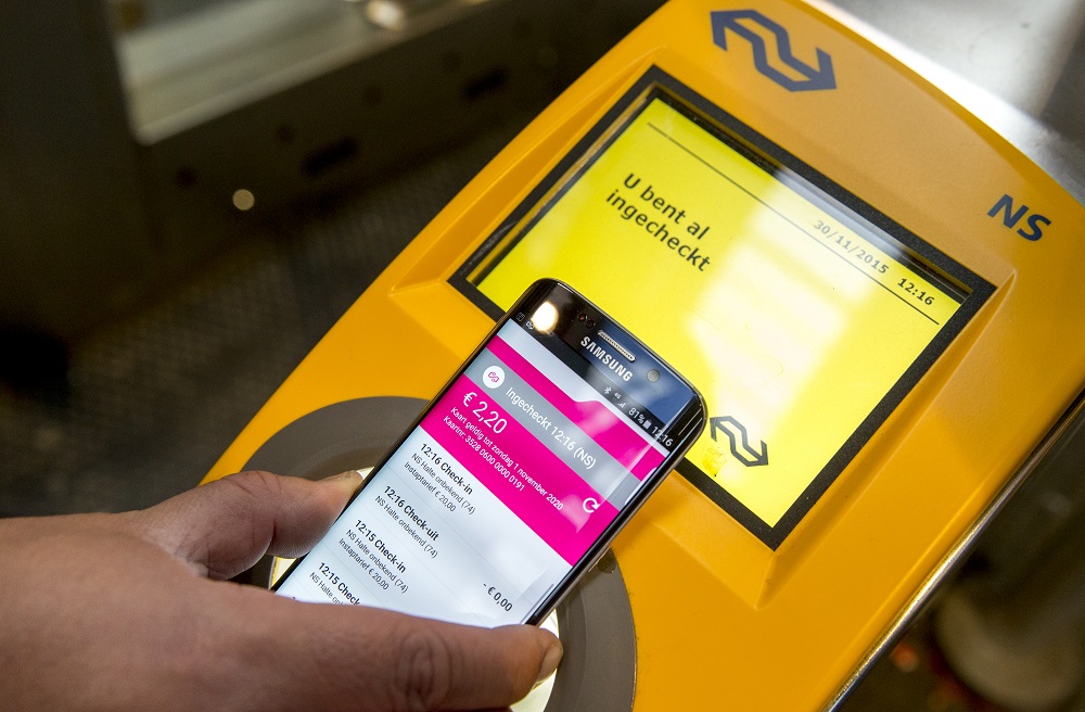 Waarom niet met je smartphone in- en uitchecken voor het OV? De logica is er, maar de praktijk blijkt weerbarstig. Het installeren van een OV-functie op smartphones is technisch mogelijk, maar omdat voor elkaar te krijgen moeten de belangen van OV-bedrijen en telecompartijen op één lijn worden gebracht. Dat is niet zo eenvoudig, zegt voorzitter Bart Schmeink van de coöperatie van OV-bedrijven, woensdag in een interview met dagblad Trouw. Schmeink is tevens directeur bij OV-bedrijf Connexion en probeert namens de branche deals te sluiten met telecombedrijven en banken. "Telecombedrijven hebben grote sommen geld betaald voor hun licenties. En vragen zich dus vooral af wat zij eraan kunnen verdienen. Terwijl wij denken dat het voor hen juist een aanwinst kan zijn, waarmee ze de klant kunnen plezieren. Gelukkig zijn er sinds kort positieve ontwikkelingen bij KPN en Vodafone", zegt de OV-voorman tegen Trouw.