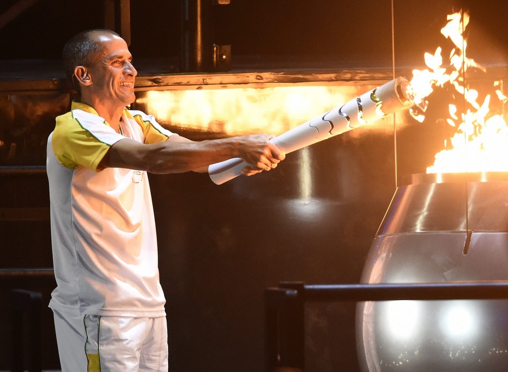 Rio de Janeiro heeft de Olympische Spelen vrijdag swingend geopend. Met een kleurrijke show vol opzwepende sambamuziek en dans presenteerde de Braziliaanse stad zich aan de wereld. De Brazilianen toonden echter ook hun onvrede over het miljarden verslindende sportspektakel.