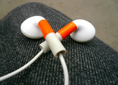 podcast muziek oordopjes Podcasts zijn bezig aan de zoveelste revival. En daar zit ook voor ondernemers genoeg leuks tussen. In de sportschool, in de auto of tijdens de afwas, het luisteren van podcasts is een uitstekende manier om 'dode' tijd te vullen. Het twaalf jaar oude format kende in 2014 een opleving door misdaadpodcast Serial, dat door tientallen miljoenen mensen wereldwijd is beluisterd. Er zijn naar schatting zo'n 180.000 podcasts in allerlei talen. Ik heb ze niet allemaal geluisterd, ook omdat mijn vrij beroerd is. Het onderstaande lijstje is dan ook erg persoonlijk. Het zijn drie podcasts die ik met veel plezier luister en waarvan ik denk dat ze nuttig kunnen zijn voor ondernemers. Wat zijn jouw favoriete podcasts? Laat het weten in de reacties onder het artikel.