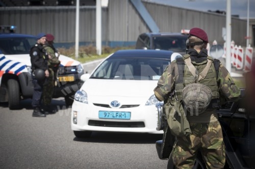 De versterking van de beveiliging op Schiphol door extra personeel van de Koninklijke Marechaussee is pas medio 2017 op de gewenste sterkte. Voorlopig springen militairen bij. Dat meldt een woordvoerder van de Marechaussee tegenover het Financieele Dagblad. Sinds vrijdagavond helpen militairen bij de extra controles bij Schiphol. De driehoek (burgemeester, hoofdofficier van justitie en marechaussee/politie) in Haarlemmermeer besloot dat de extra veiligheidsmaatregelen rond de luchthaven langer van kracht blijven. Het besluit werd genomen na overleg met de Nationaal Coördinator Terrorismebestrijding en Veiligheid (NCTV) en luchthaven Schiphol.