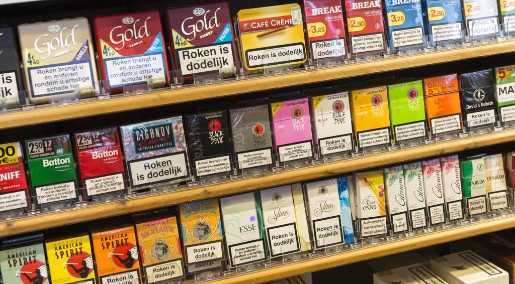 De verkoop van 'blanco' pakjes sigaretten zonder merklogo's van de fabrikanten kan in Nederland de toekomst zijn. De ministeries van Volksgezondheid en Economische Zaken bestuderen deze maatregel om de verpakkingen minder aantrekkelijk te maken.