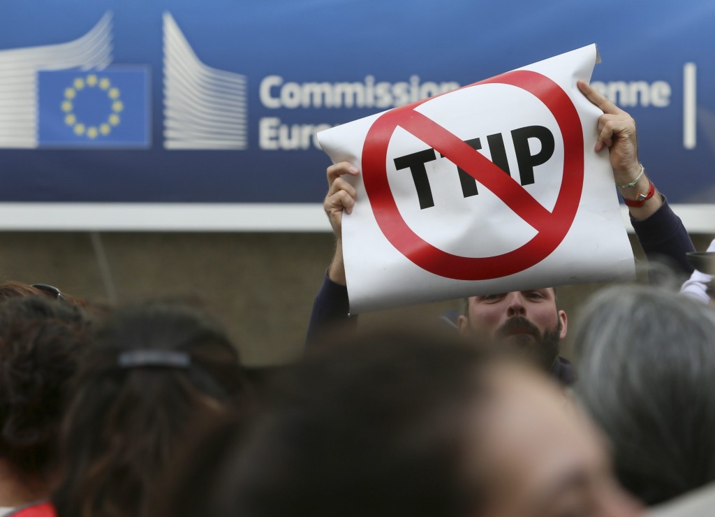 De onderhandelingen over een vrijhandelsverdrag tussen de EU en de Verenigde Staten gaan door, met de bedoeling ze voor het einde van het jaar definitief af te ronden. Dat is het antwoord van de Europese Commissie op de uitspraak van de Duitse vicekanselier Sigmar Gabriel die het transatlantische zogeheten TTIP-verdrag dit weekeinde als 'de facto mislukt' bestempelde. "De bal rolt en we boeken vooruitgang", zei de commissiewoordvoerder maandag in Brussel. Hij wees erop dat de commissie sinds 2013 het mandaat van de Europese regeringen heeft om de handelsgesprekken namens hen te voeren en dat commissievoorzitter Jean-Claude Juncker dat op de laatste EU-top in Brussel, eind juni, nog had gecheckt.