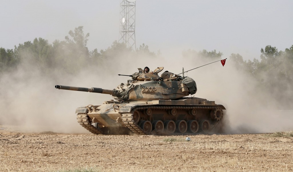 Tanks van het Turkse leger zijn woensdagochtend de grens met Syrië overgestoken tijdens het offensief tegen de Syrische grensstad en IS-bolwerk Jarablus. Dat meldde de Turkse staatstelevisie TRT. Het doel is om terreurbeweging Islamitische Staat uit het Turkse grensgebied te verdrijven.