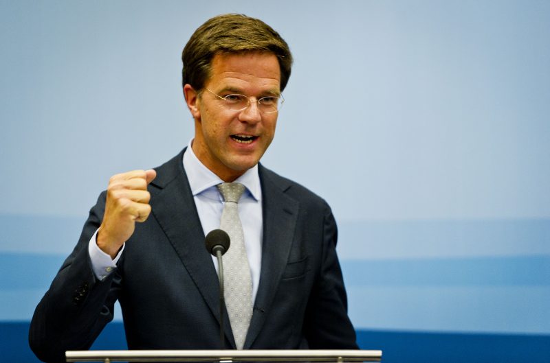 2011-08-19 15:20:44 DEN HAAG - Premier Mark Rutte vrijdagmiddag tijdens de persconferentie na de ministerraad. Minister van Financien Jan Kees de Jager verklaarde na de wekelijkse ministerraad dat Finland nog geen deal heeft met Griekenland. Premier Rutte sprak van een "onwenselijke constructie" tussen de twee landen. ANP VALERIE KUYPERS