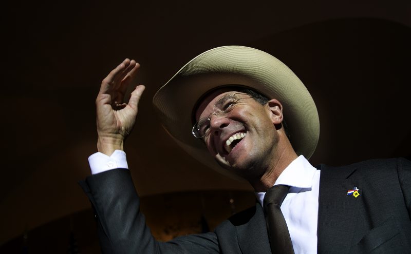 2013-07-09 04:26:09 HOUSTON - Minister-president Mark Rutte krijgt van de burgemeester van Houston Annise Parker een cowboyhoed in The Bell Tower. Nederland is samen met Vlaanderen op een handelsmissie in Texas. ANP JERRY LAMPEN