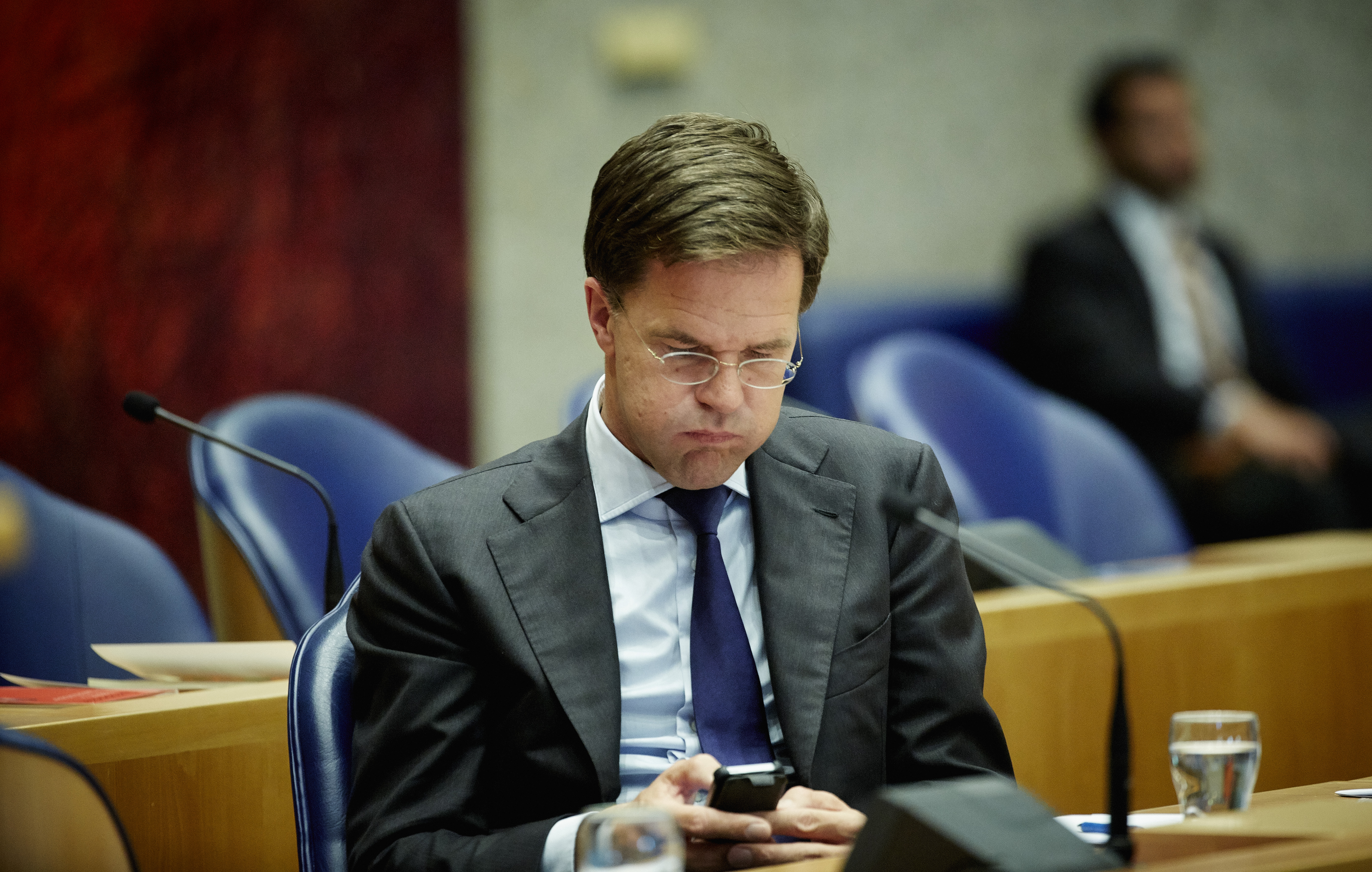 Mooning is dé nieuwe trend om niet gek te worden van je smartphone-updates (en heeft niets te maken met ontblote billen). Premier Mark Rutte tijdens het debat in de Tweede Kamer over Europees asielbeleid. Premier Mark Rutte tijdens het debat in de Tweede Kamer over Europees asielbeleid.