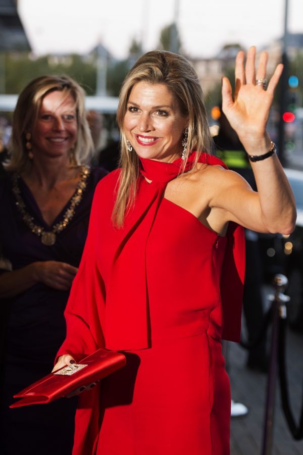 Maxima. In een jumpsuit met één mouw van Valentino.