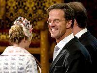 Mark Rutte heeft al zes jaar een van de drukste banen van Nederland, maar dat is niet aan hem te zien. Waar andere wereldleiders haren verloren, grijs werden of per jaar tientallen rimpels konden bijtellen, oogt de Nederlandse premier (bijna) net zo jong als zes jaar geleden.