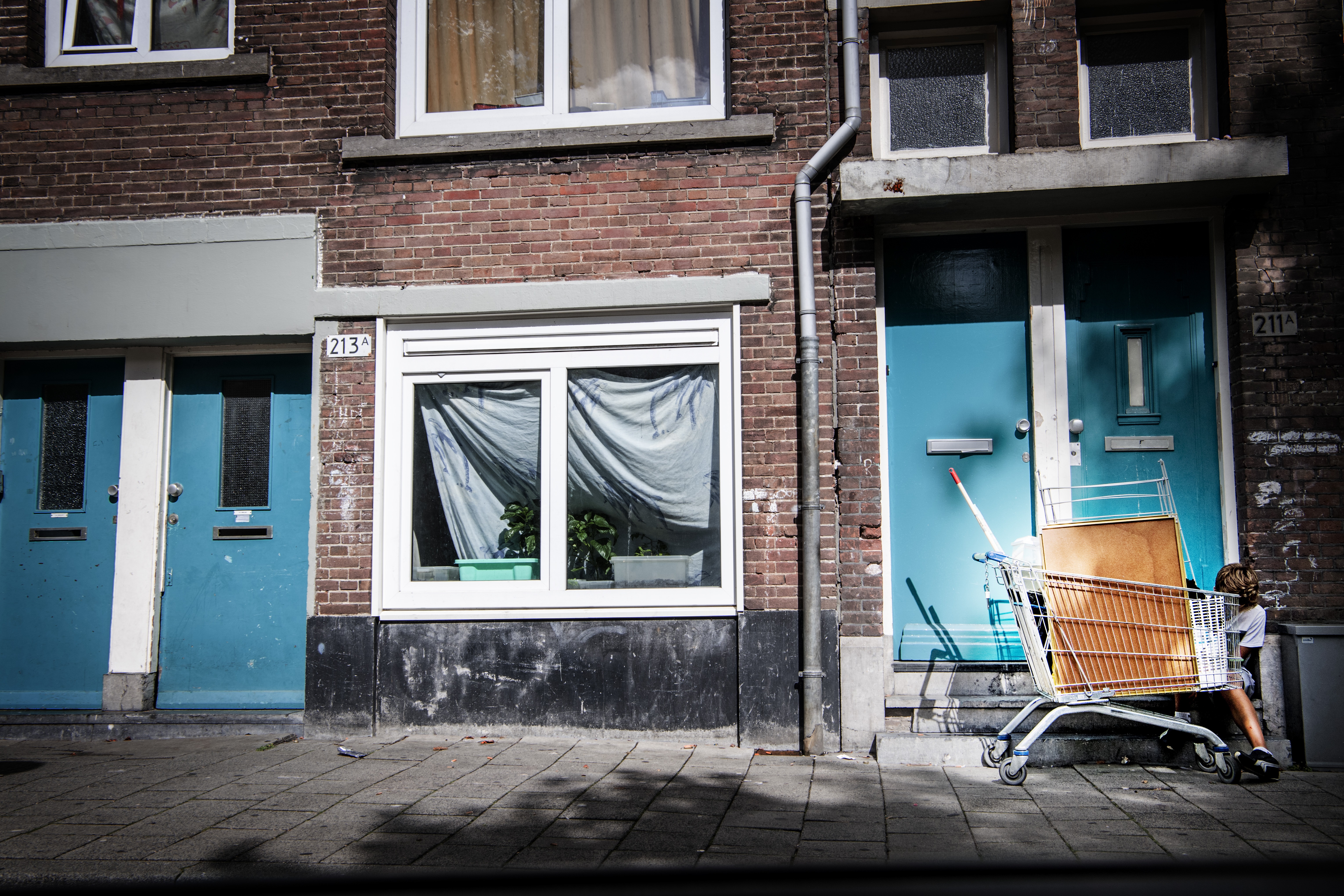 Het aantal mensen dat in Nederland net kan rondkomen, loopt sinds 2014 langzaam terug. In 2014 was 7,6 procent van de Nederlandse bevolking arm volgens de zogenoemde niet-veel-maar-toereikend maatstaf van het Sociaal Cultureel Planbureau (SCP). Naar verwachting daalt dat percentage dit jaar naar 7. Maar wat is arm?