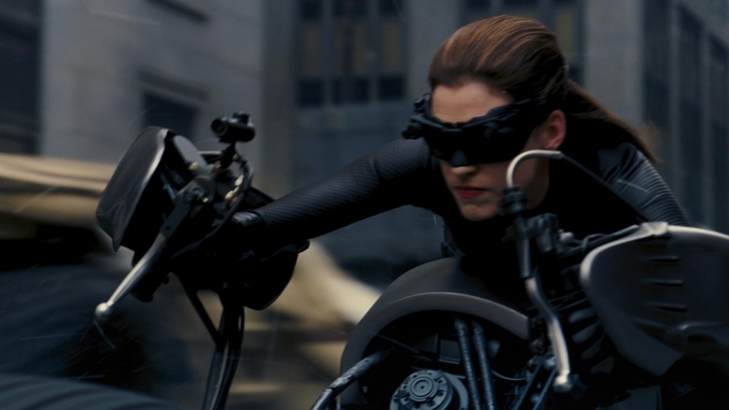 Anne Hathaway als Catwoman op de Batpod in The Dark Knight Rises. Foto: Prop Store