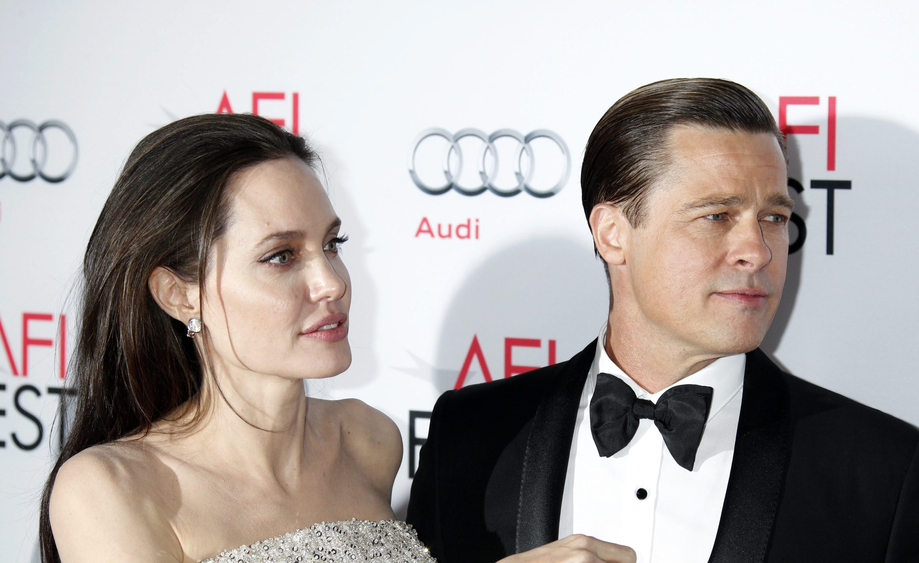 Angelina Jolie en Brad Pitt gaan uit elkaar. Jolie heeft een verzoek om echtscheiding ingediend, liet haar advocaat dinsdag weten.