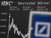 Het aandeel Deutsche Bank stond maandag opnieuw stevig onder druk op de beurs in Frankfurt. Zorgen over de kapitaalpositie van de grootste bank van Duitsland zetten het aandeel in de ochtendhandel 6 procent in de min, waarmee de laagste koers uit de historie van het concern werd b