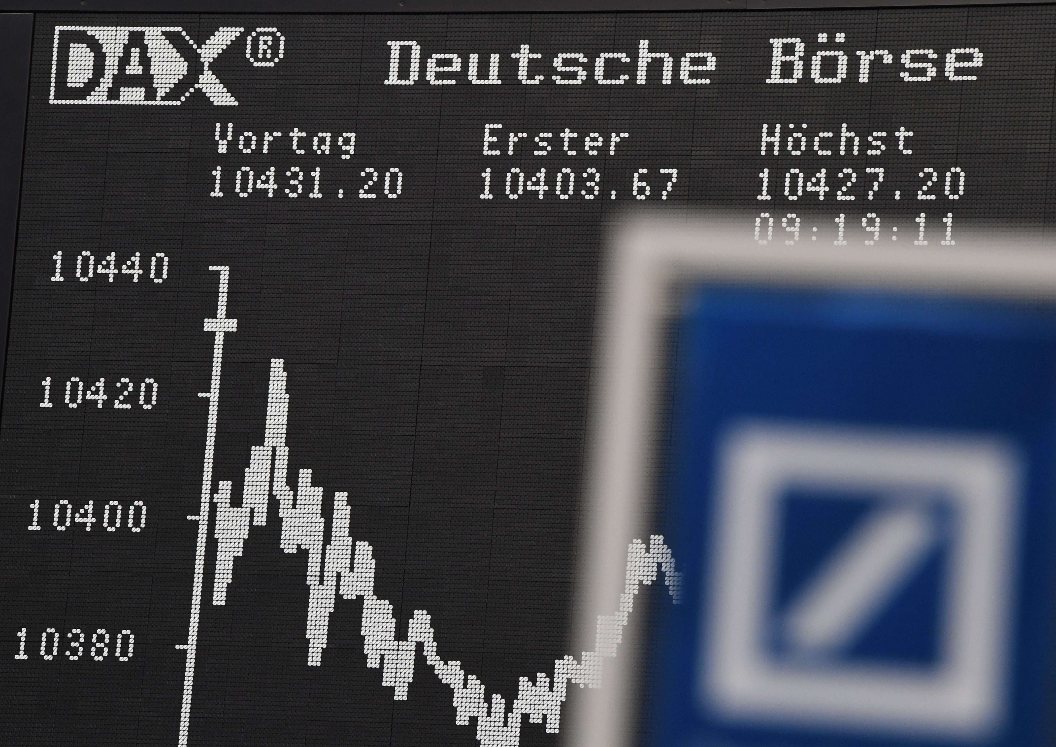 Het aandeel Deutsche Bank stond maandag opnieuw stevig onder druk op de beurs in Frankfurt. Zorgen over de kapitaalpositie van de grootste bank van Duitsland zetten het aandeel in de ochtendhandel 6 procent in de min, waarmee de laagste koers uit de historie van het concern werd b