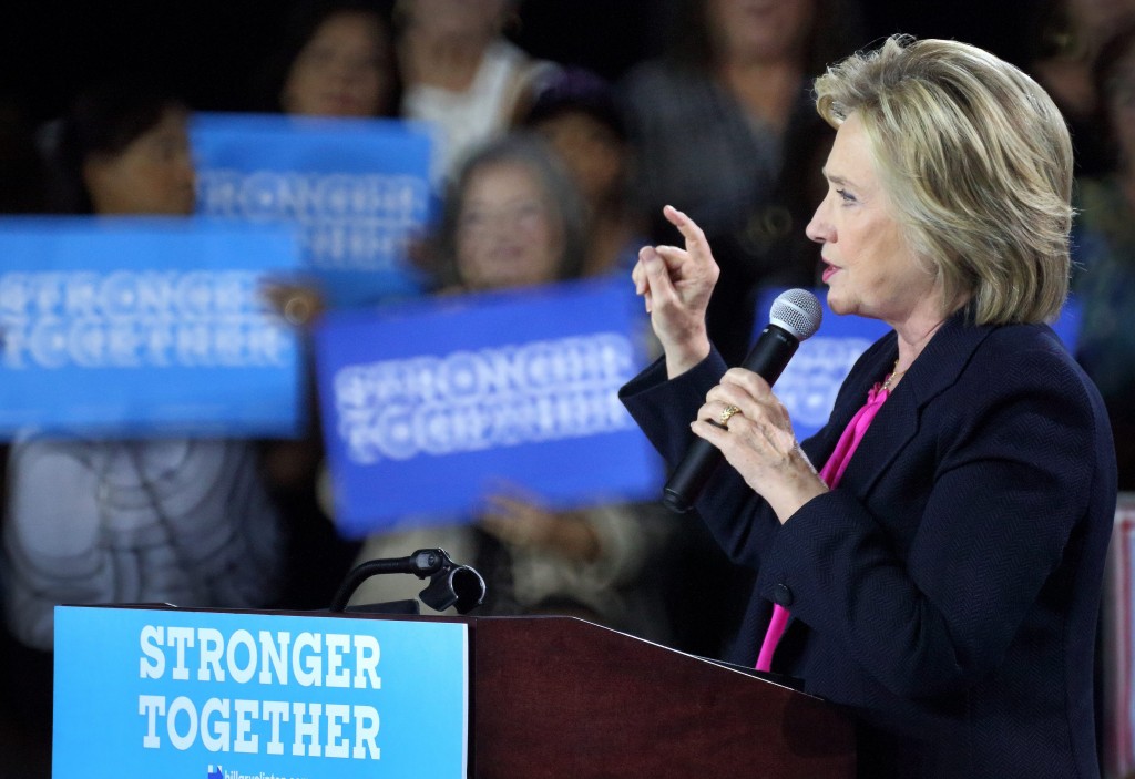 Hillary Clinton heeft longontsteking. Maar dat kan iedereen overkomen, en ook weer zo voorbij zijn. In feite weten we nog steeds niets over haar gezondheid. Hillary Clinton heeft longontsteking. Haar arts Lisa Bardack had de diagnose vrijdag al gesteld, maar maakte die pas zondag bekend. Clinton viel vrijdag flauw tijdens de 9/11-herdenking, en verliet deze voortijdig. Ze liet zich naar het appartement van dochter Chelsea brengen om weer op krachten te komen. Naar eigen zeggen voelde ze zich ‘oververhit’. Bardack bevestigde dat later, en voegde daaraan toe dat Clinton ook kampte met vochtgebrek.