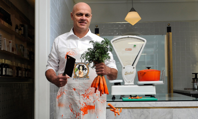 jaap-korteweg Unilever, de Brits-Nederlandse levensmiddelenreus met een jaaromzet van ruim 50 miljard euro, heeft het qua pr aardig voor elkaar. De eigenaar van de klassieke worstenmaker Unox sluit een deal met een startup die qua imago in eerste instantie ver afstaat van de klassieke Unox-worst. De Vegatarische Slager, het berijf van ondernemer Jaap Korteweg, tevens de man van fractievoorzitter Marianne Thieme van de Partij voor de Dieren, brengen per 1 oktober samen een nieuw product op de markt: 'gehacktballetjes' in satésaus. De Vegetarische Gehacktballetjes komen voor 3,69 euro per pakje bij de meeste supermarkten in het schap.