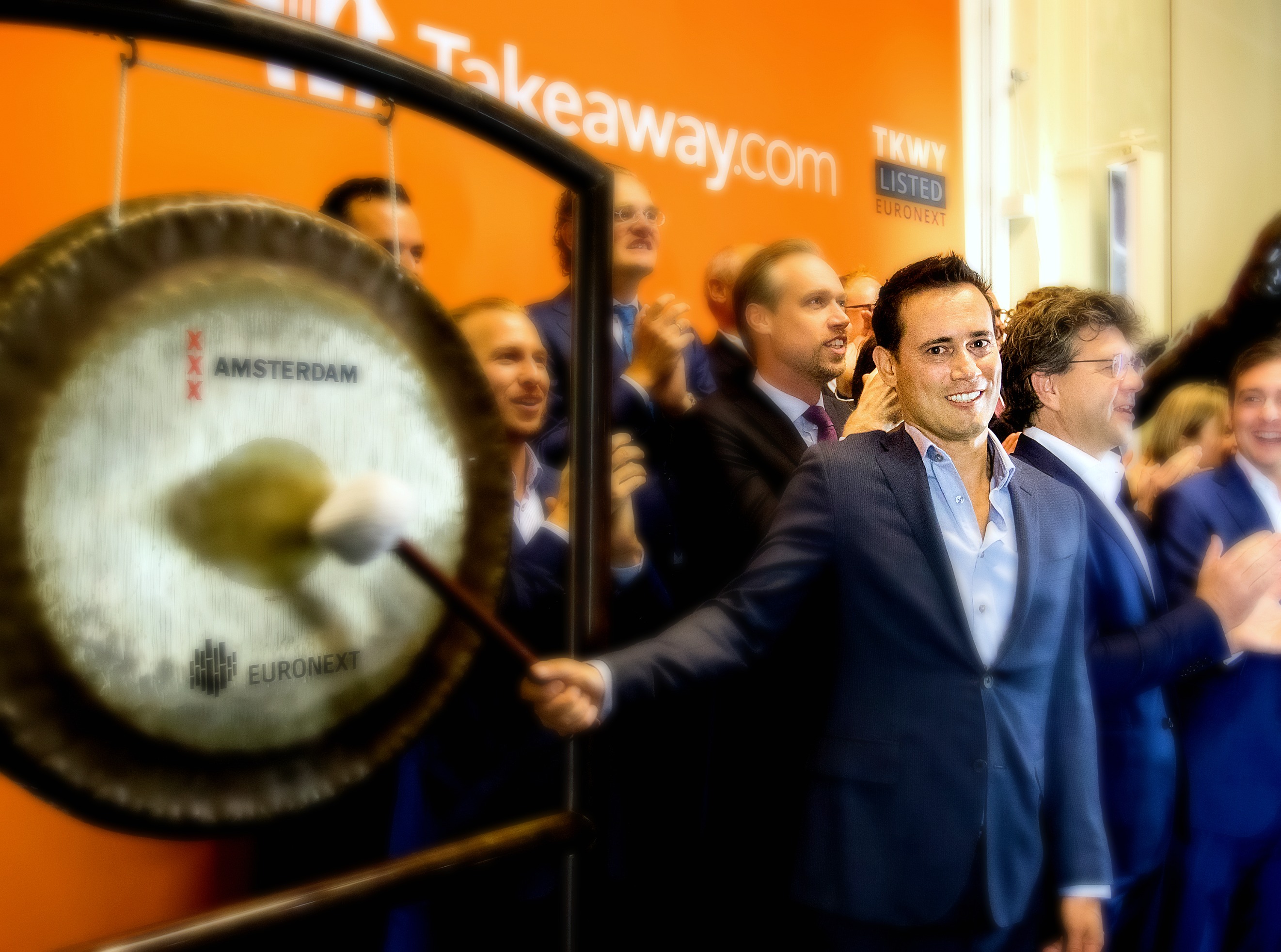 CEO Jitse Groen luidt de gong tijdens de beursgang van Takeaway.com in 2016.