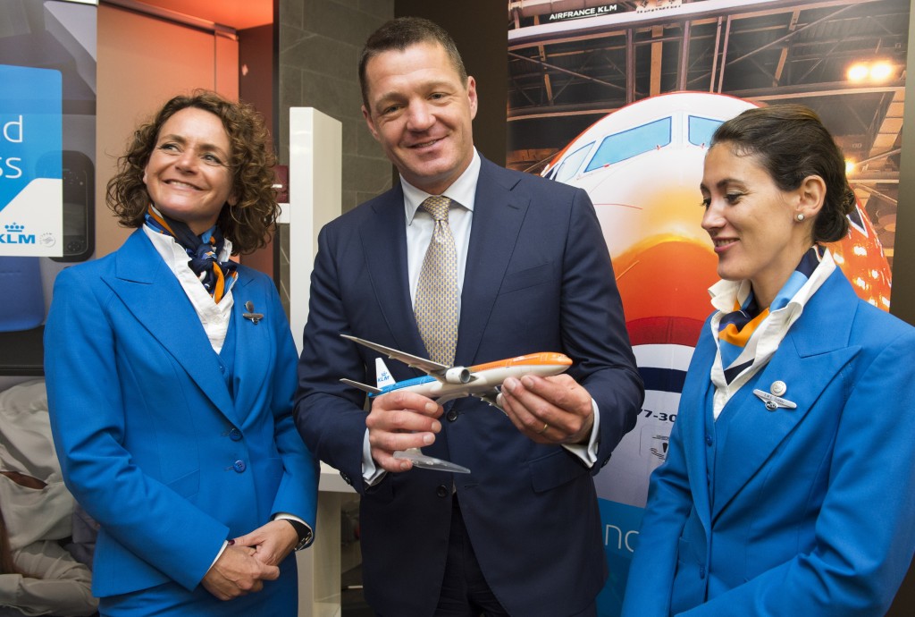 KLM-topman Pieter Elbers met twee stewardessen. Foto: ANP
