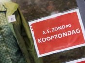 Alle winkels in het Groningse winkelcentrum móeten hun deuren op zondag openen, zo oordeelt de rechtbank Noord-Nederland. Maar waarom eigenlijk?