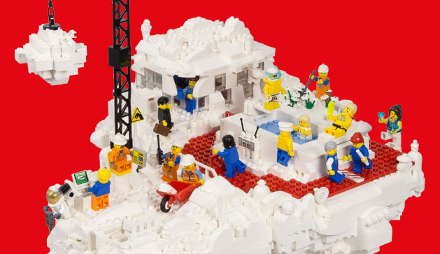 Het Deense speelgoedmerk Lego investeert grootschalig in mensen en fabrieken. Dat gaat op korte termijn ten koste van de winst. Lego investeert flink in de toekomst. Dat is nodig om te kunnen blijven voorzien in de wereldwijd sterk groeiende vraag naar de populaire speelgoedsteentjes. De winst staat daardoor wel onder druk, meldde het Deense bedrijf dinsdag. De grootste speelgoedfabrikant van Europa zag de omzet in de eerste helft van dit jaar met ruim een tiende oplopen tot 15,7 miljard Deense kroon (2,1 miljard euro). Met name in Europa en Azië is de vraag naar Lego sterk blijven groeien, in Amerika bleven de verkopen stabiel. De nettowinst nam licht af tot 3,5 miljard kroon.