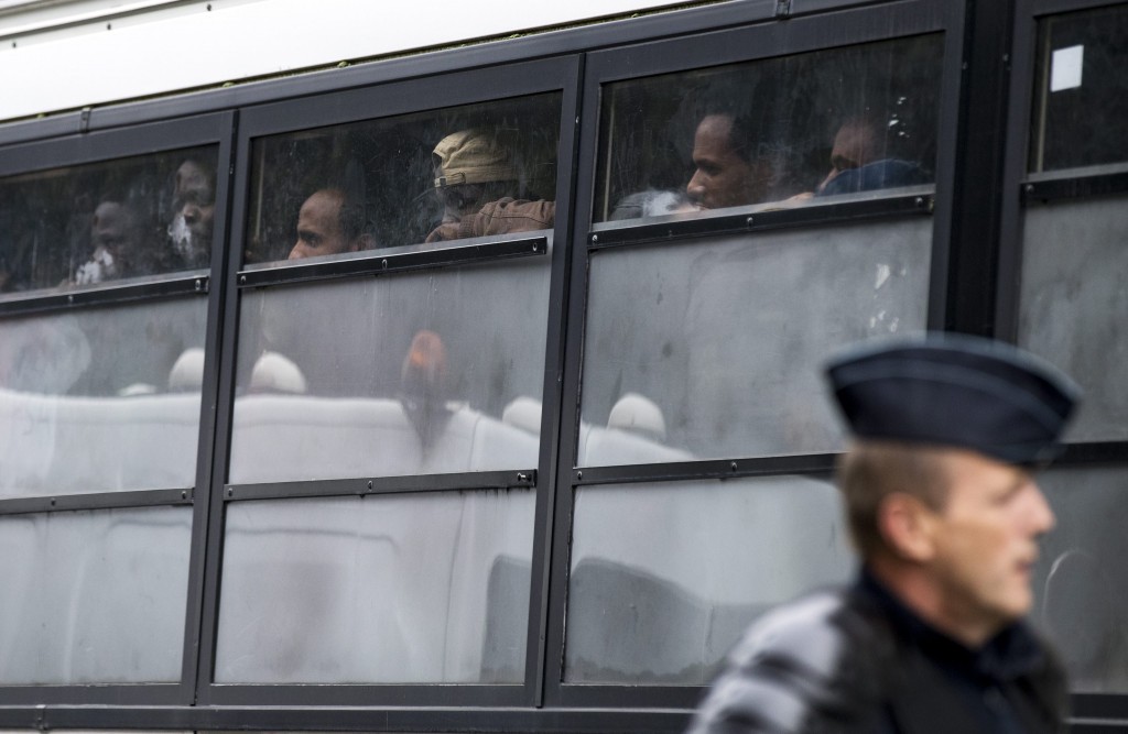 Europese transportbedrijven en logistieke organisaties luiden de noodklok over de situatie in het Franse Calais, waar grote problemen zijn met illegale migranten. Ook de Nederlandse branchevereniging TLN waarschuwt voor de veiligheid van chauffeurs. Volgens de Nederlandse branchevereniging TLN zorgen migranten die naar Engeland willen dagelijks voor levensgevaarlijke situaties. Daarbij staat volgens de organisatie de veiligheid van chauffeurs op het spel.