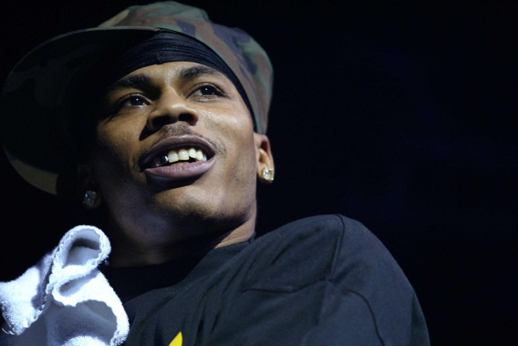 De Amerikaanse rapper Nelly heeft grote financiële problemen. Zijn fans proberen hem te helpen, door zijn muziek te streamen. Of het helpt, is de vraag: het levert Nelly nog geen cent per afgespeeld liedje op.
