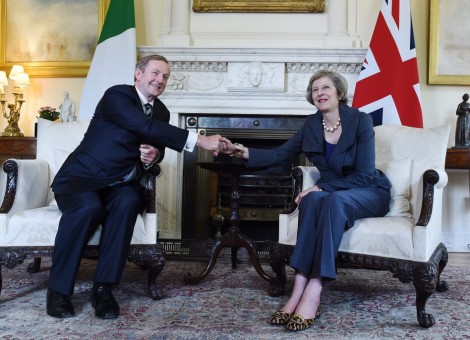 Foto EPA. De Britse premier Theresa May (R) geeft de Ierse premier Enda Kenny een hand.
