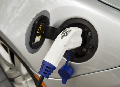 De verkoop van elektrische wagens in Nederland loopt nog altijd zwaar achter ten opzichte van vorig jaar. Uit verkoopcijfers die de Europese brancheorganisatie ACEA woensdag publiceerde, blijkt dat het aantal nieuwe elektrische personenauto's en hybrides met een stekker in het tweede kwartaal bijna 68 procent lager lag dan een jaar eerder. In het eerste kwartaal was ook al sprake van zo'n enorme daling.