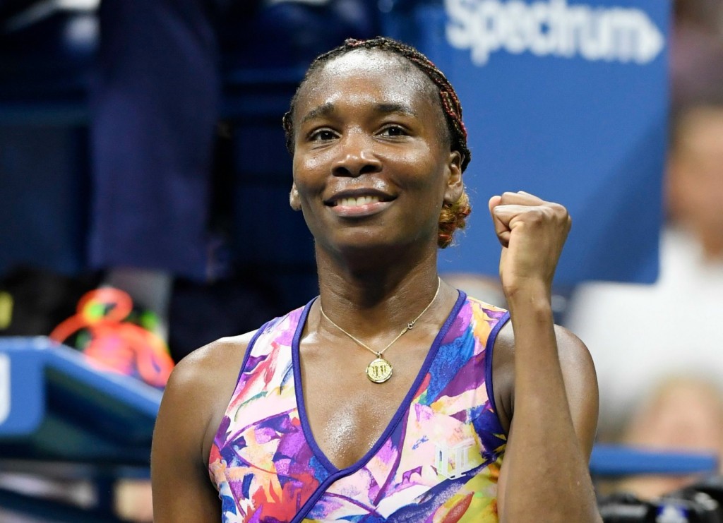 De Amerikaanse toptennisster Venus Williams wil met investering in beleggingsplatform vrouwen financieel onafhankelijker maken. Wiliams is een van de investeerders die onlangs geld heeft gestoken in de Amerikaanse startup Ellevest, een beleggingsplatform speciaal voor vrouwen. Oprichter Sallie Krawcheck, voormalig topvrouw van onder meer Citigroup, hoopt zo niet alleen een graantje mee te pikken van het enorme potentieel aan vrouwelijke beleggers. Ze wil met de startup vrouwen financieel bewuster en onafhankelijker maken. Om haar platform te starten wist Krawcheck eerder dit jaar 10 miljoen dollar op te halen bij investeerders waaronder Morningstar en Ajay Banga, de CEO van creditcardmaatschappij MasterCard. Met deze tweede financieringsronde is er volgens zakenblad Fortune 9 miljoen dollar opgehaald. Statement maken Venus Williams is een van de partijen die deze tweede ronde geld in Ellevest heeft gestoken. Normaliter is de tennisster niet een erg actieve belegger, maar met haar investering in Ellevest wil de 36-jarige atlete een statement maken. Venus zet zich namelijk al jaren in voor een gelijke beloning van vrouwelijke tennissters. Jarenlang was het prijzengeld op Wimbledon lager voor vrouwen dan voor mannen. Dankzij Venus is het sinds 2007 gelijk. Tegen Fortune laat Williams weten dat dit haar manier is om te laten zien dat ze in Krawcheck en haar startup gelooft. Lees ook op finanzen.nl Chinese rivaal van onze Brent-olie laat nog even op zich wachten Bankiers kunnen 280 miljoen dollar cashen bij twee grote overnames Beleggen in goud? Dit zijn de mogelijkheden