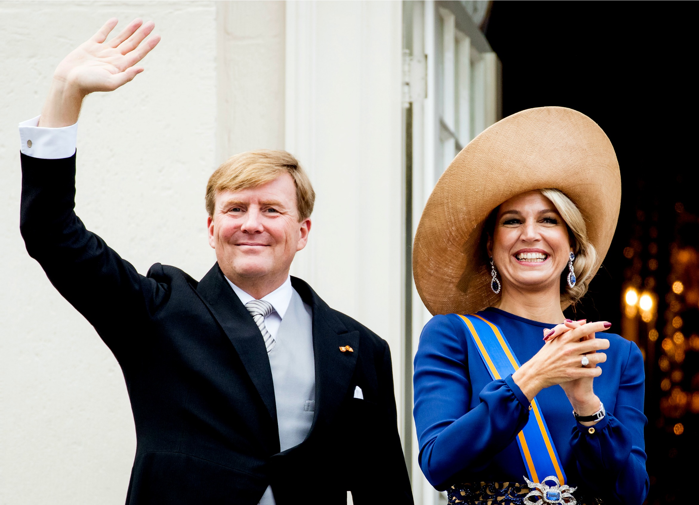 Koning Willem-Alexander krijgt volgend jaar een “grondwettelijke uitkering” van 888.000 euro. Dat is 22.000 euro meer dan dit jaar. Dat blijkt dinsdag uit de begroting van ‘De Koning’, die is opgenomen in de Miljoenennota (pdf). Ook de uitkering van koningin Máxima stijgt flink, met 12.000 euro naar 352.000 euro. Prinses Beatrix ontvangt volgend jaar een salaris van 502.000 euro. Dat is een toename van 13.000 euro. De stijging lag in de lijn der verwachtingen, omdat de drie trendvolger zijn van de ambtenaren, met name van de vicepresident van de Raad van State. Onkostenvergoeding De drie leden van het Koninklijk Huis krijgen naast hun uitkering ook een onkostenvergoeding, waarvan ze bijvoorbeeld hun meest directe medewerkers moeten betalen. Willem-Alexander krijgt hiervoor 4,66 miljoen euro. Máxima en Beatrix moeten het doen met respectievelijk 606.000 euro en 1 miljoen euro aan onkostenvergoeding. Het koningshuis staat in totaal voor 41.421.000 euro in de boeken. Dat is bijna 800.000 euro meer dan dit jaar. Functionele uitgaven Voor ‘functionele uitgaven’ is ruim 27 miljoen euro bestemd. Daaronder vallen bijvoorbeeld personeelskosten, het gebruik van het regeringsvliegtuig, het rijtuigenpark, belkosten, faunabeheer en verwarming en verlichting van de paleizen. Voor zaken als de Rijksvoorlichtingsdienst en het Kabinet van de Koning (dat onder meer het contact tussen het staatshoofd en de regering onderhoudt) is 5,7 miljoen euro begroot. Wat levert koningshuis op? De eeuwige vraag is of de kosten van het koningshuis opweegt tegen de voordelen. Ja, koning Willem-Alexander, koningin Máxima en prinses Beatrix ontvangen een flinke uitkering en hoeven daarover geen loon- en inkomstenbelasting te betalen. Maar daar staat tegenover dat de koning op buitenlandse handelsmissies mogelijk deuren kan openen die anders gesloten blijven. Uit een onderzoek van Regioplan uit 2011 naar de effecten van economische missies, blijkt dat ruim de helft van de deelnemende bedrijven aangeeft economisch voordeel uit de deelname te hebben behaald. Van de ondervraagde bedrijven die de missie succesvol achtten, geeft ruim twee derde aan dit te danken te hebben aan de contacten van Nederlandse bewindspersonen. De rol van het Koninklijk Huis wordt niet gespecificeerd. Professor macro-economie Harry van Dalen van de universiteit van Tilburg becijferde een aantal jaar geleden dat een monarchie de economie stimuleert met jaarlijks 1 procent groei. Het koningshuis levert volgens hem de Nederlandse economie jaarlijks 4 tot 5 miljard euro op.