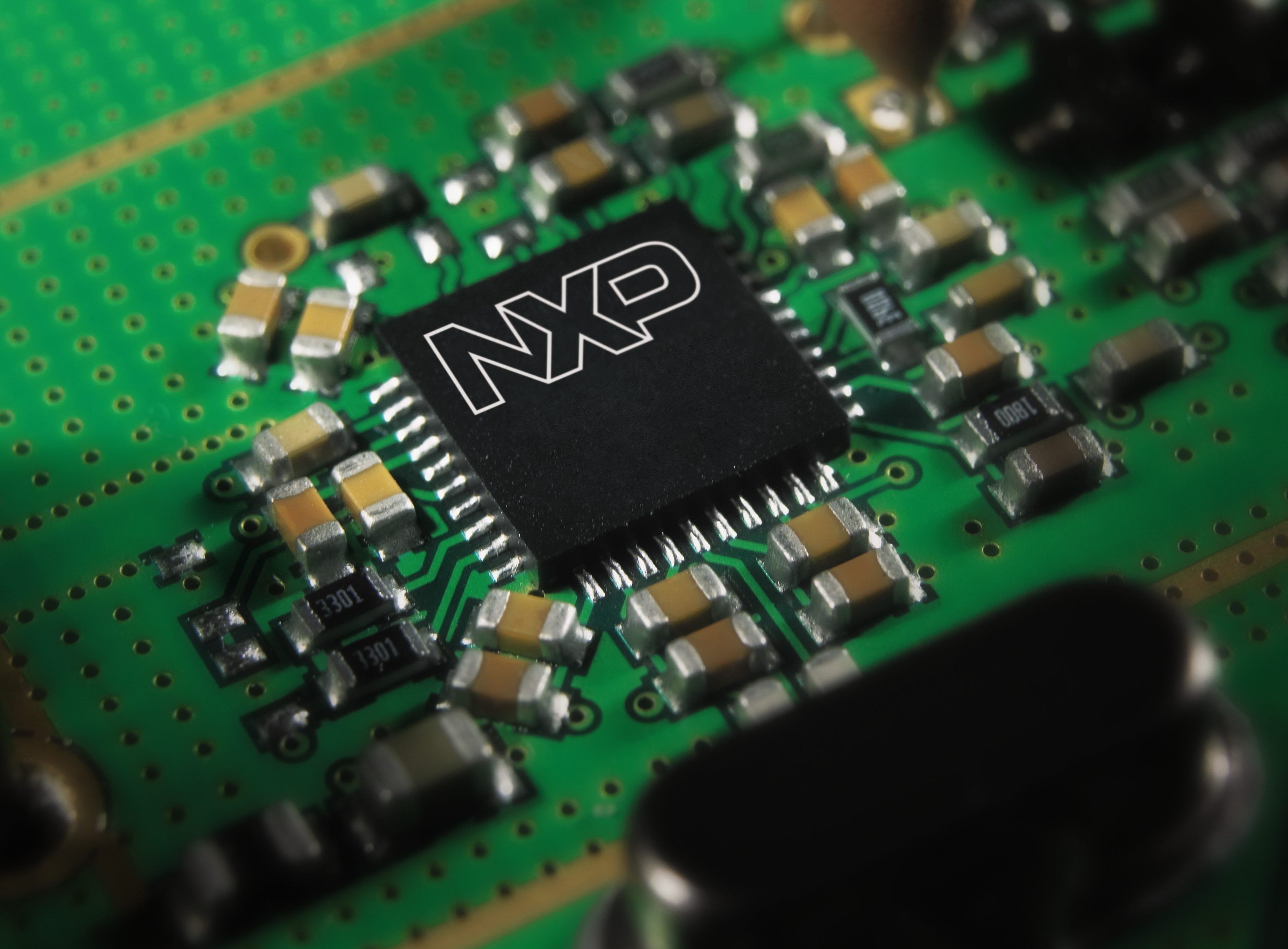 NXP Semiconductors heeft investeringsbank Qatalyst Partners ingehuurd vanwege de vermeende interesse van de Amerikaanse halfgeleiderfabrikant Qualcomm.