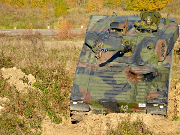 Uit Nederland afkomstige infanteriegevechtsvoertuigen van het type CV90 komen aan op hun basis in Estland. Foto: Koen Verhelst