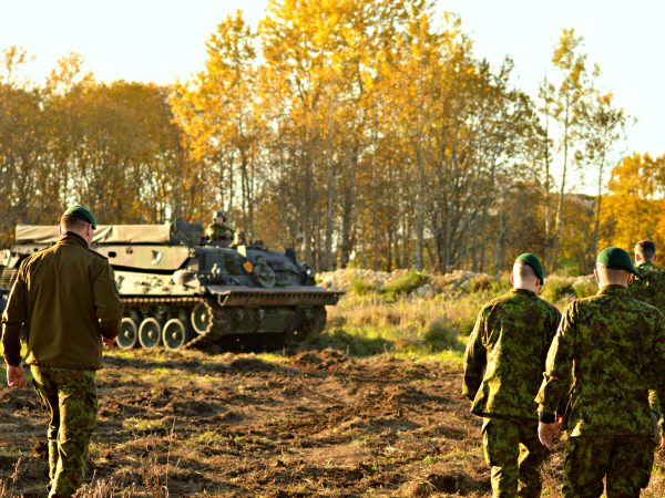 Uit Nederland afkomstige infanteriegevechtsvoertuigen van het type CV90 komen aan op hun basis in Estland. Foto: Koen Verhelst