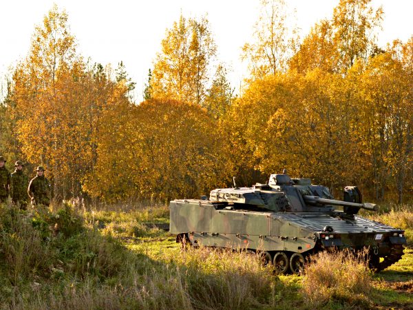 Uit Nederland afkomstige infanteriegevechtsvoertuigen van het type CV90 komen aan op hun basis in Estland. Foto: Koen Verhelst