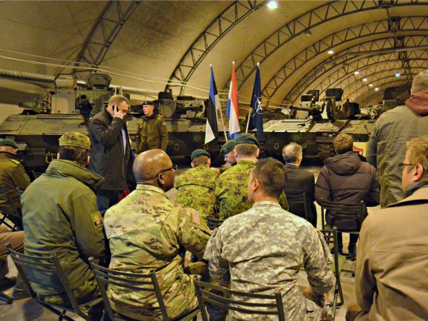 Uit Nederland afkomstige infanteriegevechtsvoertuigen komen aan op hun basis in Tapa. Foto: Koen Verhelst