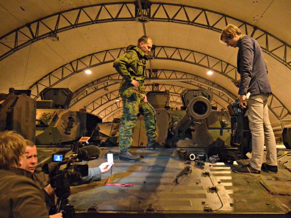 Uit Nederland afkomstige infanteriegevechtsvoertuigen komen aan op hun basis in Tapa. Foto: Koen Verhelst