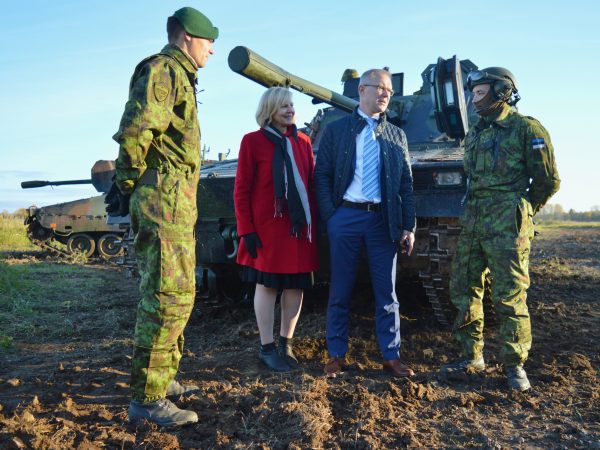 Uit Nederland afkomstige infanteriegevechtsvoertuigen van het type CV90 komen aan op hun basis in Estland. Foto: Koen Verhelst