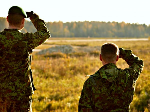Uit Nederland afkomstige infanteriegevechtsvoertuigen van het type CV90 komen aan op hun basis in Estland. Foto: Koen Verhelst