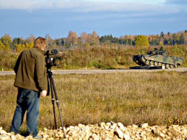 Uit Nederland afkomstige infanteriegevechtsvoertuigen van het type CV90 komen aan op hun basis in Estland. Foto: Koen Verhelst