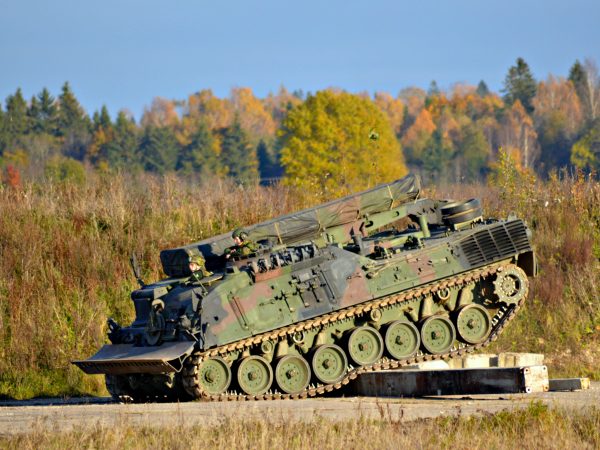 Uit Nederland afkomstige infanteriegevechtsvoertuigen van het type CV90 komen aan op hun basis in Estland. Foto: Koen Verhelst