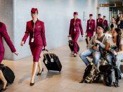 Stewardessen van Qatar Airways in de aankomsthal van luchthaven Schiphol na de eerste vlucht van de luchtmaatschappij op Nederland. ANP ROBIN VAN LONKHUIJSEN Stewardessen delen de 20 dingen waar passagiers vandaag nog mee moeten stoppen