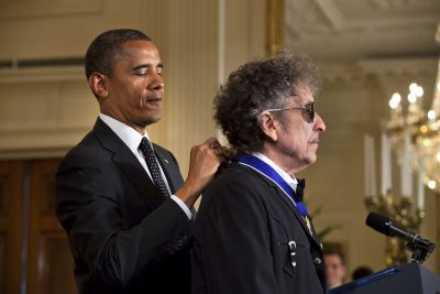 FILE USA LITERARURE NOBEL PRIZE BOB DYLAN President Barack Obama overhandigt de Medal of Freedom aan Bob Dylan.
