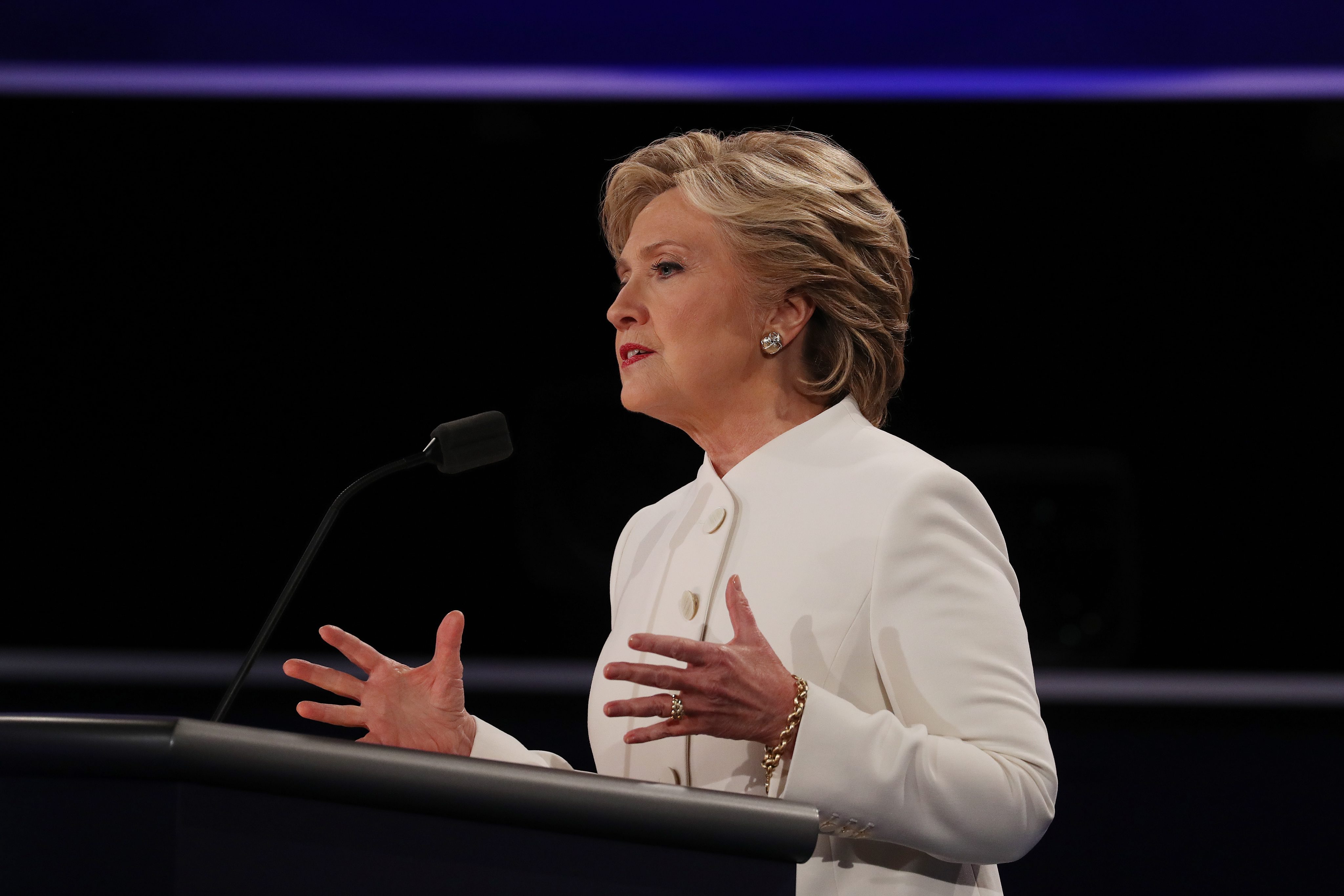 2016-10-19 17:02:31 epa05593057 Democratic candidate Hillary Clinton during the final Presidential Debate at the University of Nevada-Las Vegas in Las Vegas, Nevada, USA, 19 October 2016. The debate is the final of three Presidential Debates and one Vice Presidential Debate before the US National Election on 08 November 2016. EPA/JIM LO SCALZO
