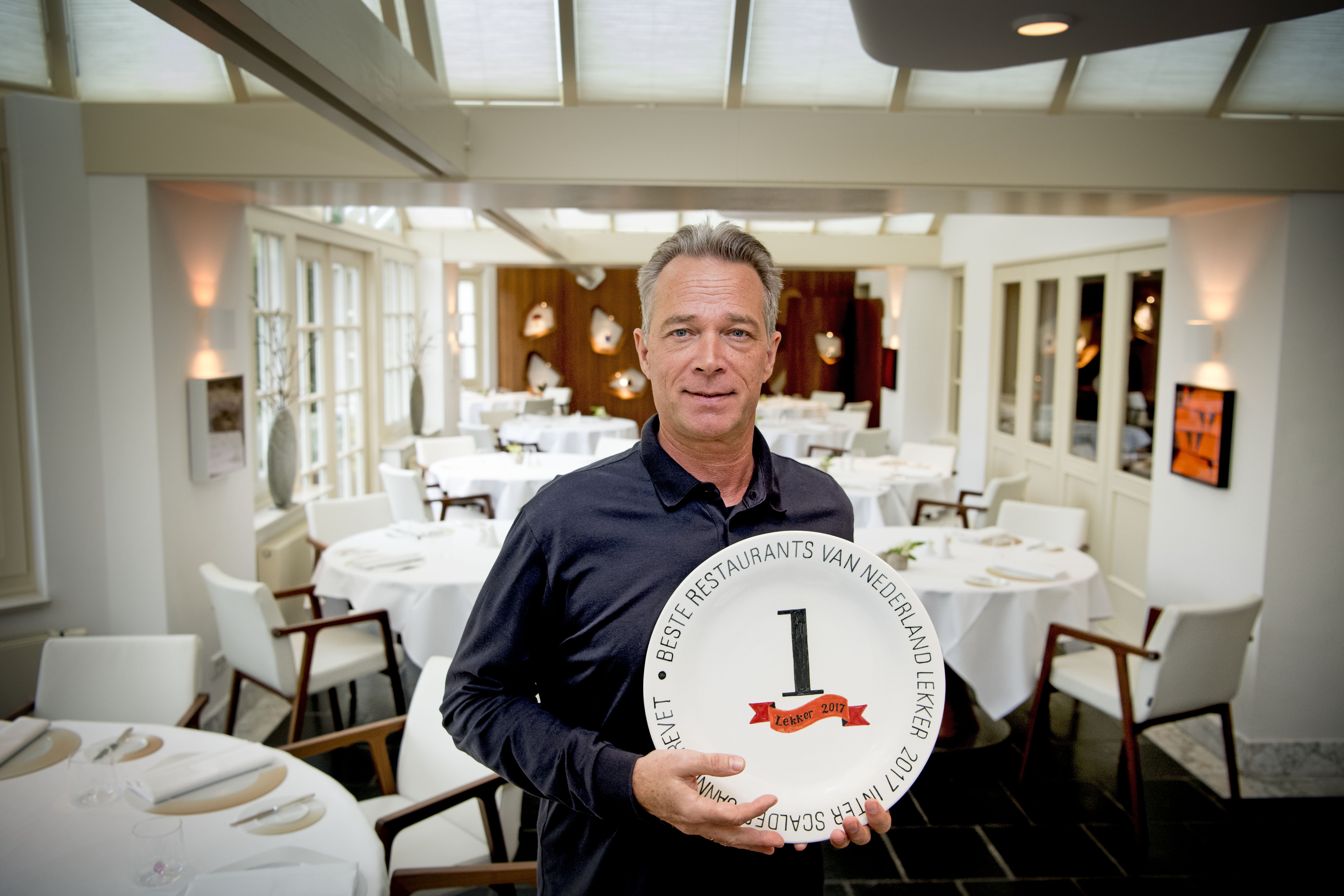2016-10-24 13:33:33 KRUININGEN - Portret van chef-kok Jannis Brevet in zijn restaurant Inter Scaldes in Kruiningen. De eerste plaats in de Lekker500 is opnieuw gereserveerd voor de Zeeuwse superchef. ANP ROBIN UTRECHT