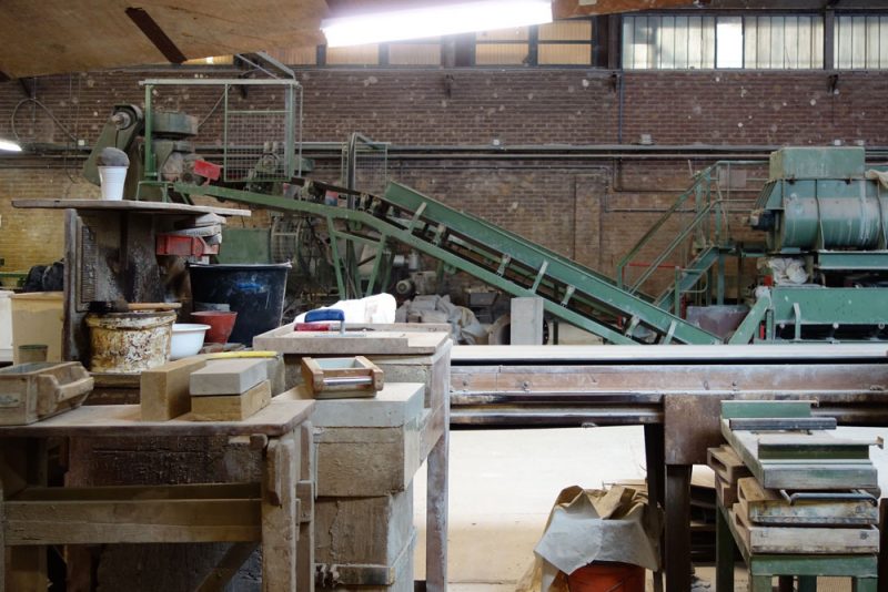 Dit Rotterdamse huis is gebouwd van 15 ton bouwafval: glas, dakpannen en... toiletpotten raam-architect-rotterdam