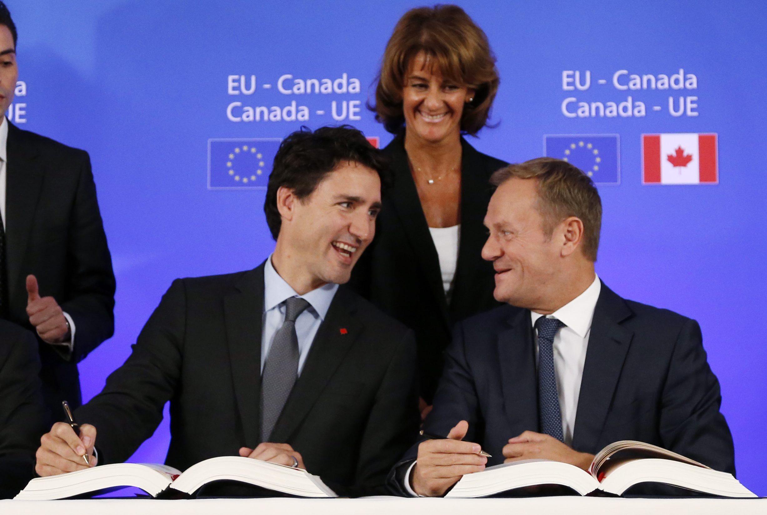 Blije gezichten in Brussel toen Canada en de EU het handelsverdrag CETA ondertekenden. Maar het verdrag moet nog over de grootste hobbels heen.