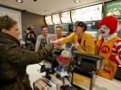 Horrorversies van clowns die erg lijken op McDonald's clown nopen de Amerikaanse fastfoodketen tot actie.