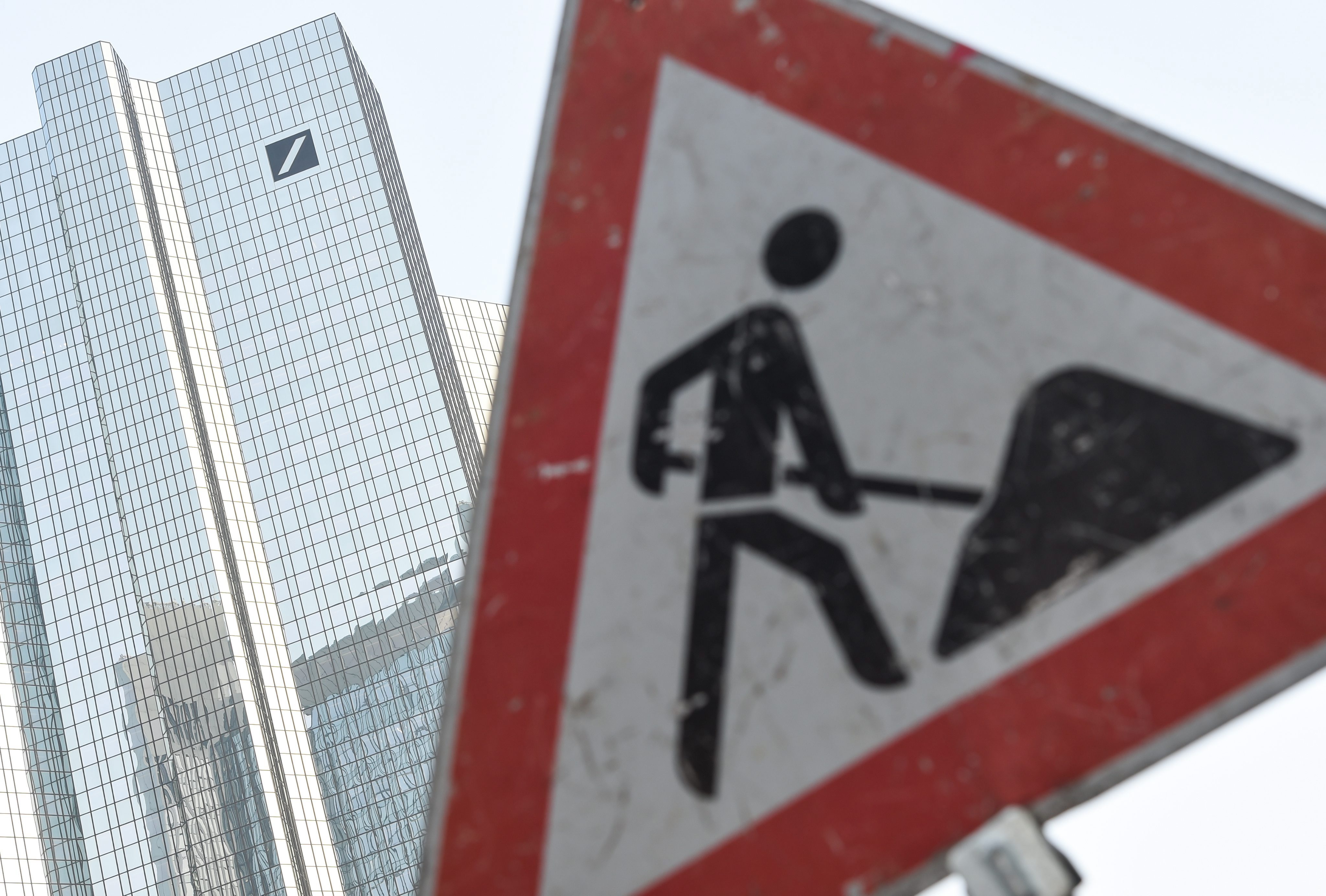 Deutsche bank is dit weekend officieel in staat van beschuldiging gesteld voor het derivatenschandaal bij het Italiaanse Banco Monte dei Paschi di Siena. Daarmee heeft het geplaagde financiële concern er weer een nieuwe kopzorg bij.