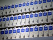 De consument merkt er weinig van dat de prijs die boeren krijgen voor hun melk sterk daalt. Sinds de afschaffing van het melkquotum voorjaar 2015 is de prijs bij de boer met 20 procent gedaald. De prijs van halfvolle melk in de supermarkt is slechts met 7,4 procent gedaald, meldt het CBS.