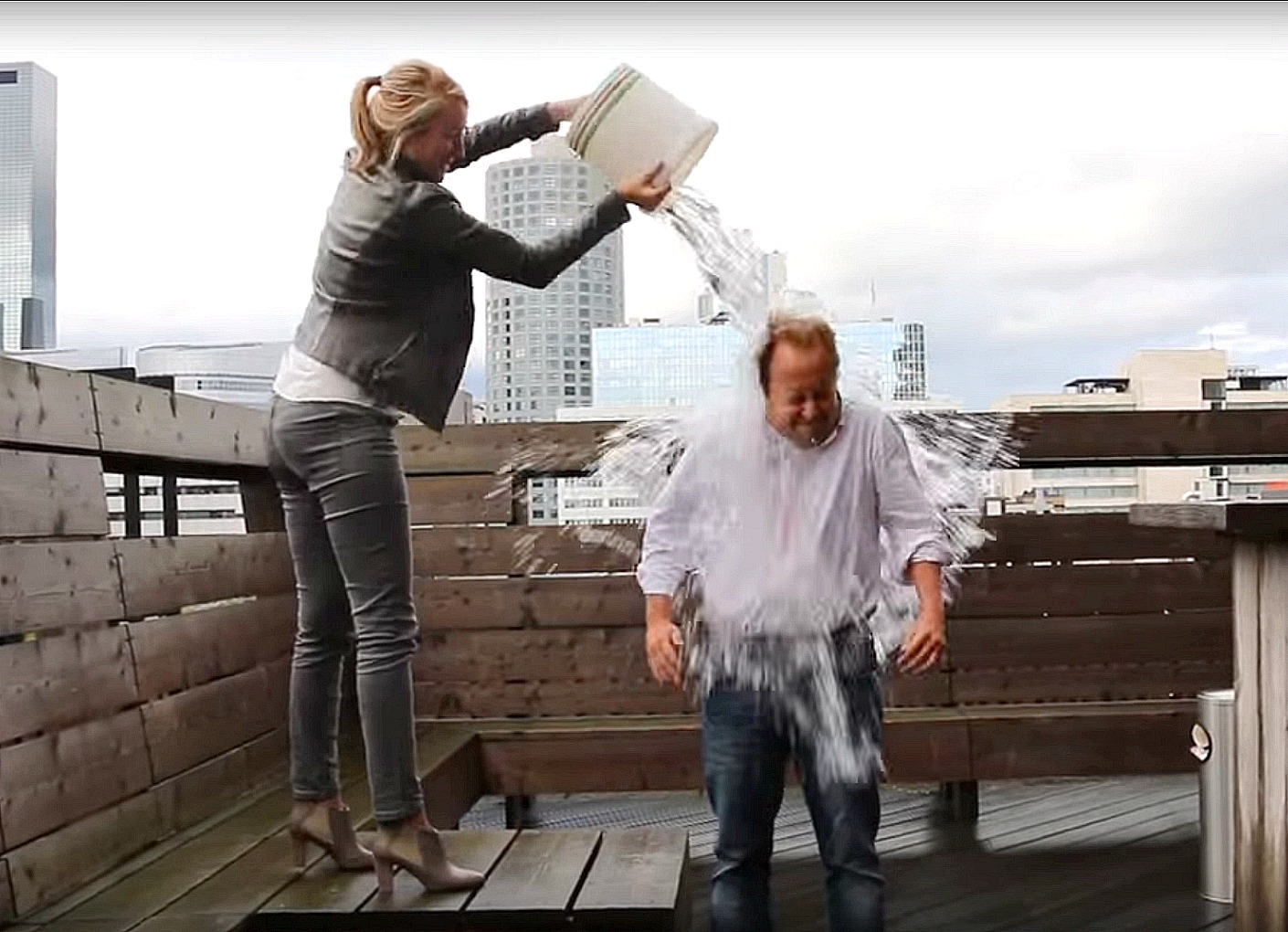 NLE-oprichter Harald Swinkels is niet te beroerd om mee te doen aan de Ice Bucket Challenge. Foto: YouTube
