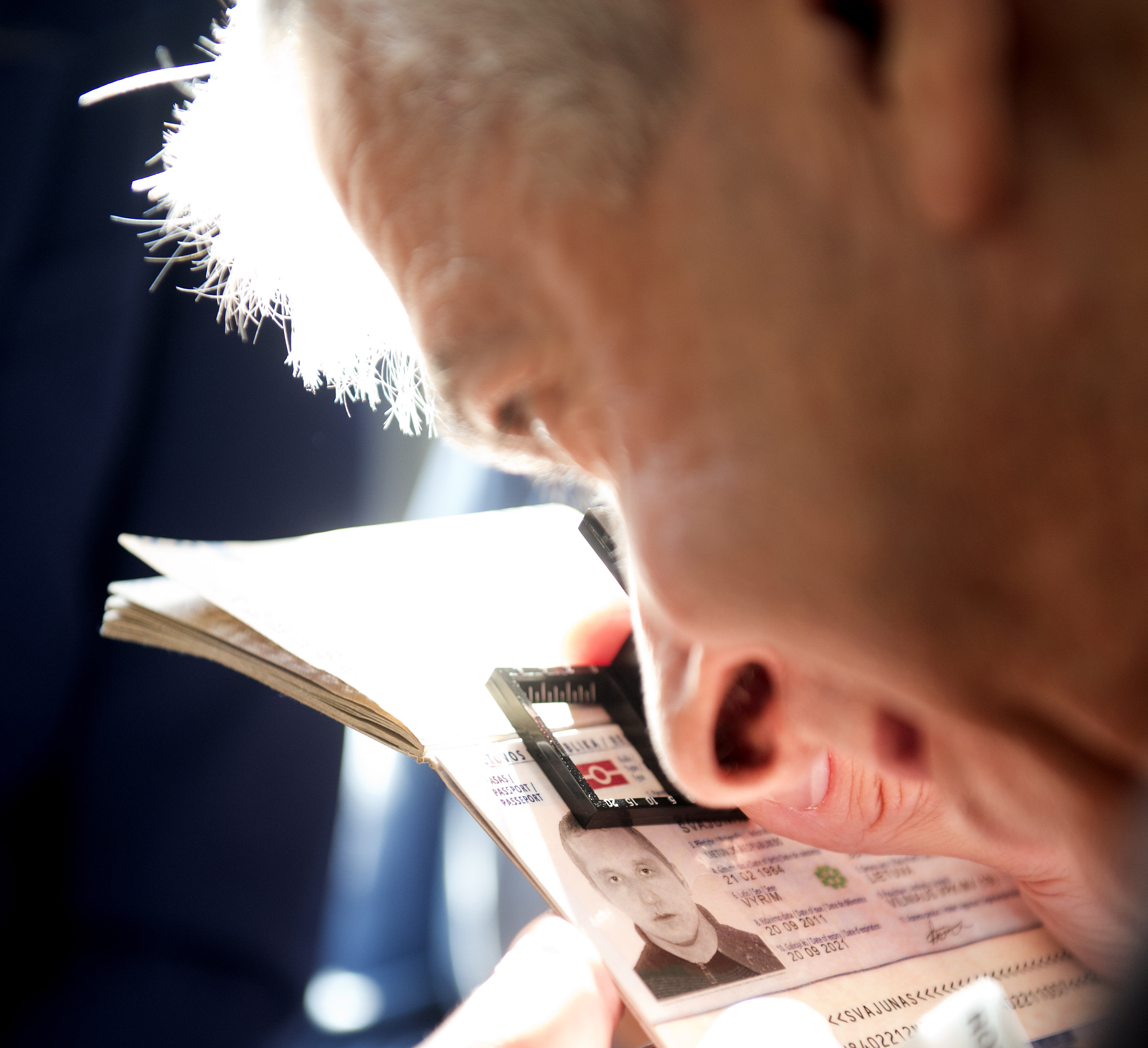 Een nieuw Nederlands paspoort kun je vanaf november ook thuisbezorgd krijgen. Aardig weetje: dan heb je een paspoort dat tot de top 3 van machtigste paspoorten ter wereld behoort. Wie een nieuw paspoort heeft aangevraagd, hoeft dat in het vervolg niet per se meer op het gemeentehuis op te halen. Gemeenten mogen reisdocumenten voortaan ook thuis of op het werk bezorgen als ze dat willen. De kosten mogen ze doorberekenen aan de ontvanger van paspoort of identiteitskaart.